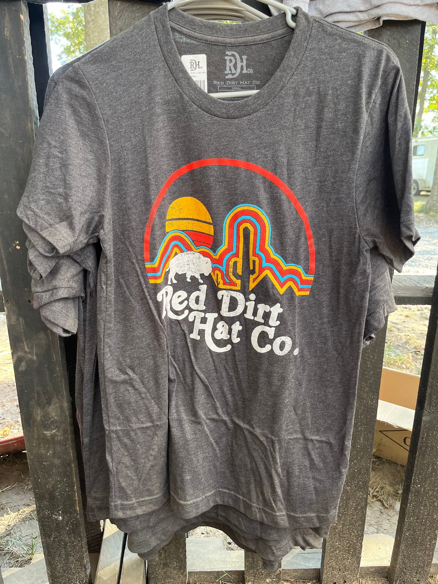 Red Dirt neon desert tee - Wines'Designs