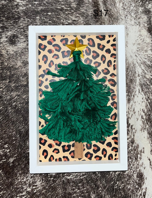 Yarn Christmas tree with leopard background - Wines'Designs