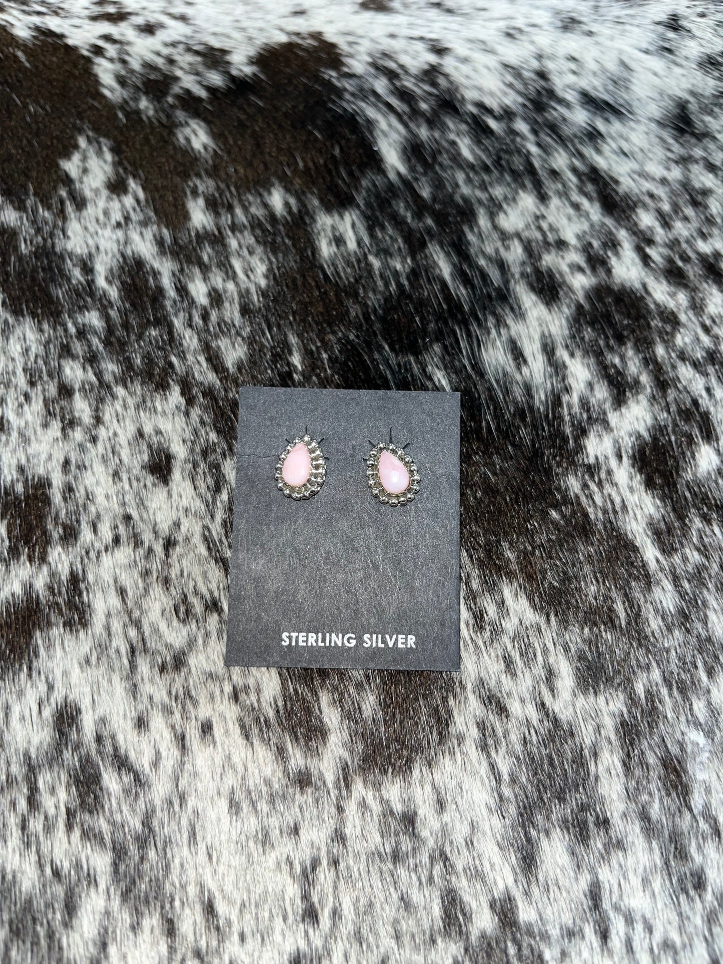 Dainty authentic studs - Wines'Designs