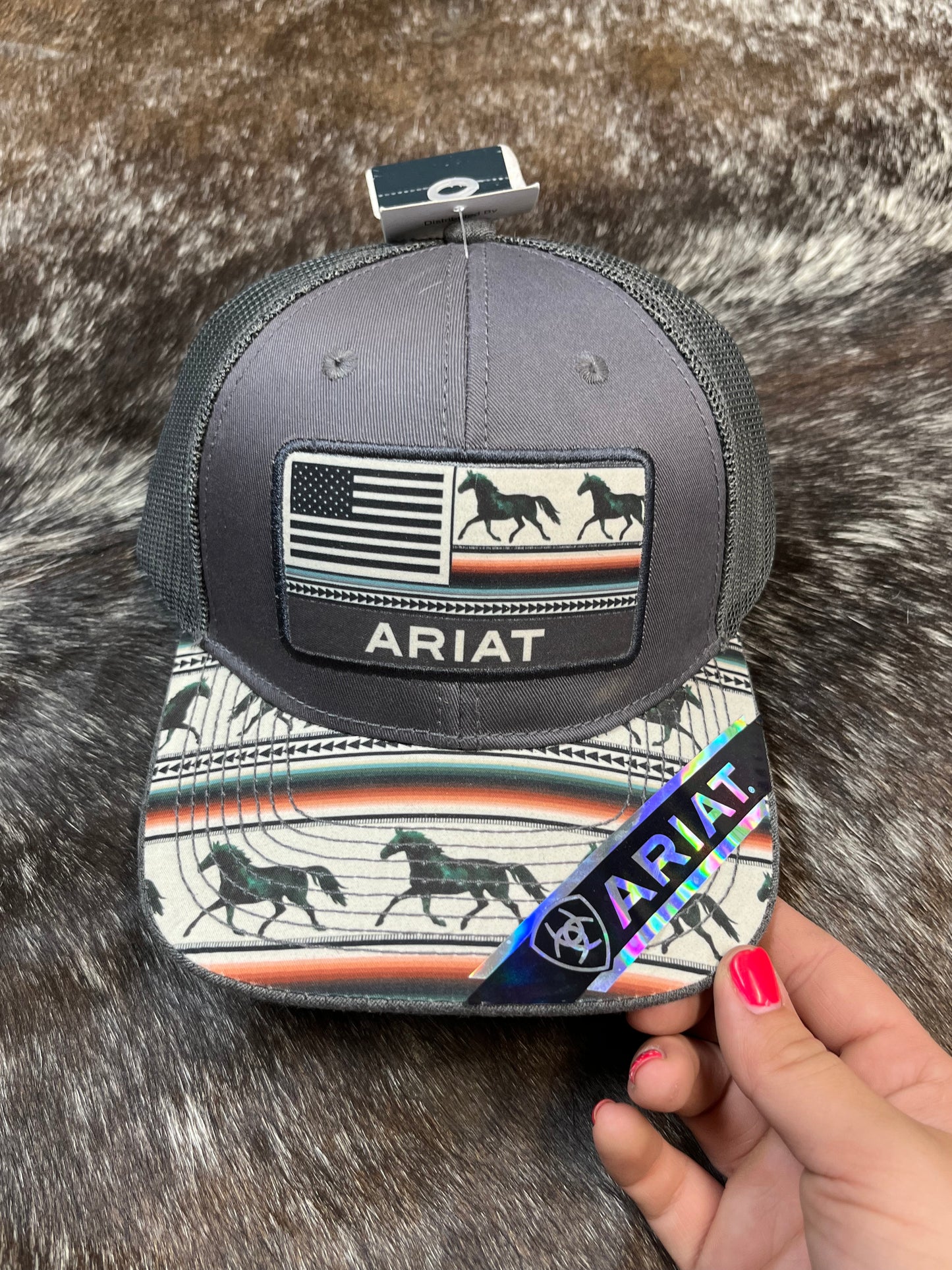 Ariat-Horse flag on a grey hat - Wines'Designs