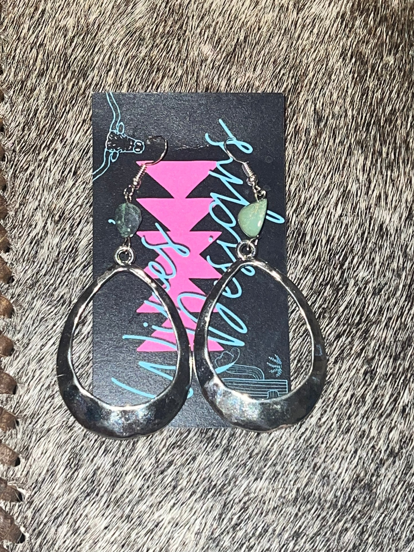 Teardrop dangle earring with turquoise - Wines'Designs