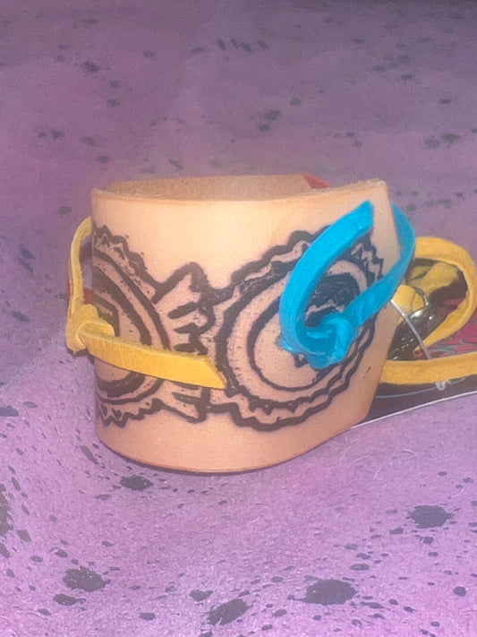 Painted concho leather bracelet - Wines'Designs