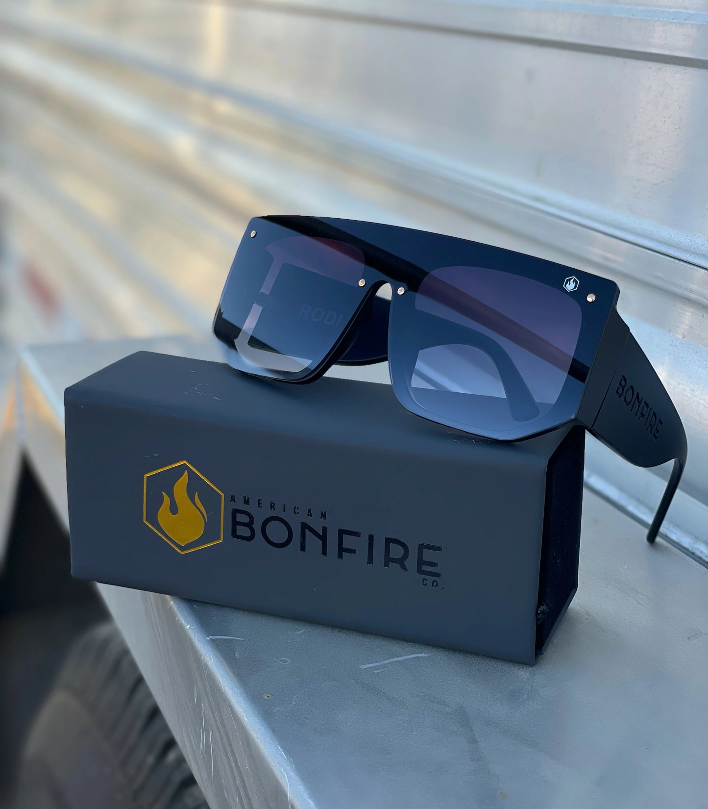 American Bonfire rodeo in black sunglasses - Wines'Designs